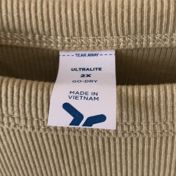 Old navy active wear top - Picture 3 of 3